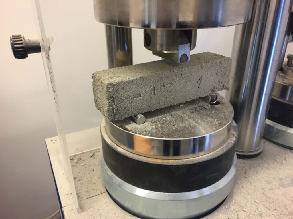 Compressive strenght test with prism.
