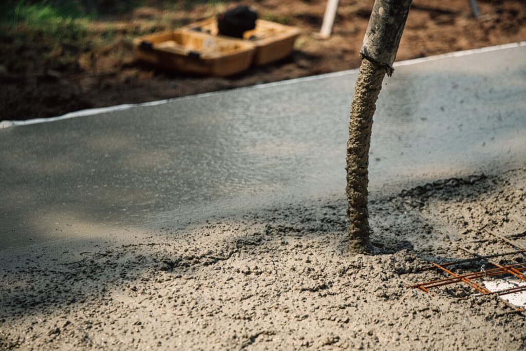 Betongutläggning med pump i Sverige. Platta på mark.